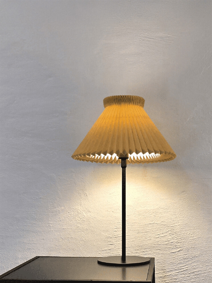 334T bordlampe, sort/papir buttermilk