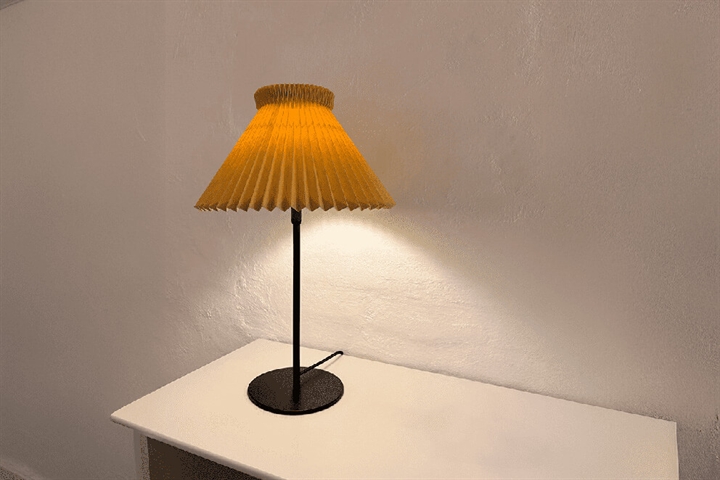 334T bordlampe, sort/papir buttermilk